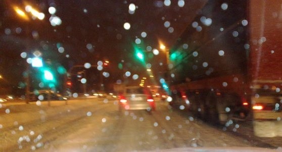Meteorolodzy: śnieg przestanie padać, na drogach w regionie trudne warunki