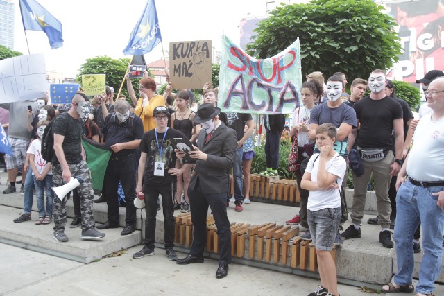 Protest przeciwko dyrektywie Unii Europejskiej dotyczącej zmian w prawie autorskim, tzw. ACTA 2, odbył się na rynku w Katowicach