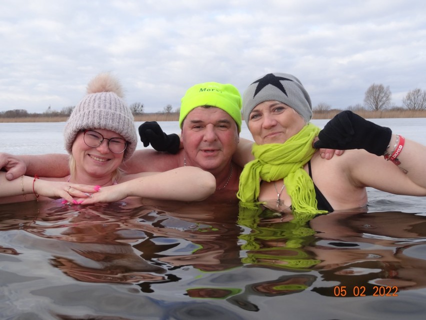 Lodowata kąpiel dla zdrowia Chełmskich Morsów w zalewie Żółtańce. Zobacz zdjęcia