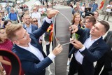 Kolejny urodzinowy centymetr i kwiaty pod tablicą. W samo południe zainaugurowano w Łodzi obchody 599 urodzin miasta