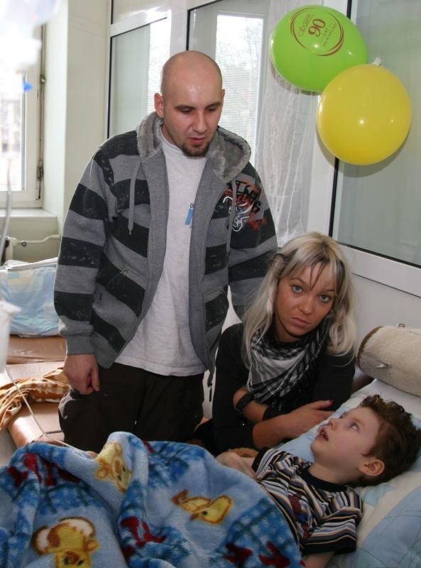 Agnieszka, Arkadiusz i mały Maksio mieszkają od kilku tygodni w kieleckim Szpitalu Dziecięcym. Nie mają gdzie pójść...