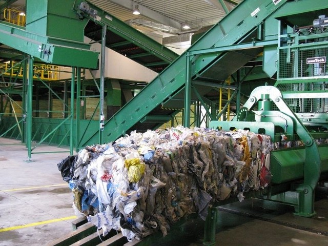 Niedługo ogłoszony zostanie przetarg na wybór firmy, która zajmie się wywozem śmieci do zakładu w Sierznie. 