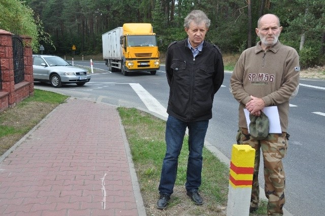 Mieszkańcy ulicy Spacerowej w Końskich, w tym Ryszard Sroczyński i Czesław Trybek, uważają że na ich ulicy, która jest drogą krajową, powinny pojawić się dodatkowe elementy spowalniające tam ruch samochodowy.