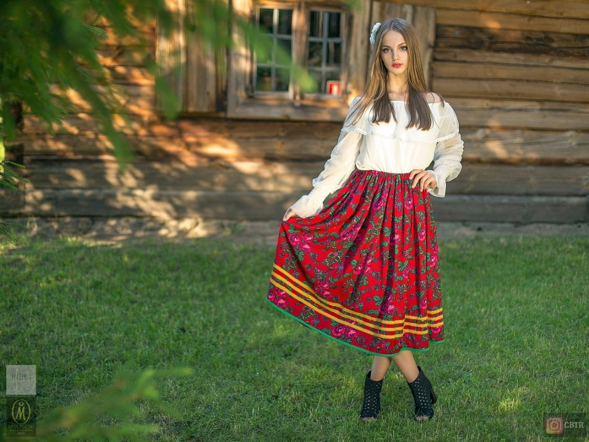 Miss Ziemi Łomżyńskiej 2020. Zobacz efekty „kurpiowskiej” sesji w skansenie w Nowogrodzie. Zdjęcia