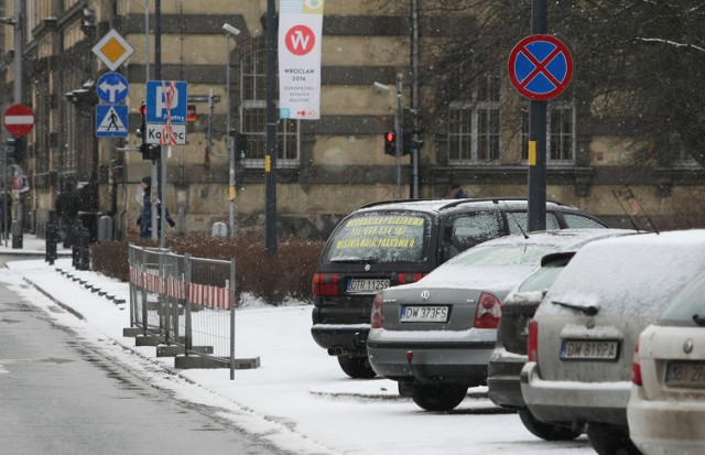 Ulica Kraińskiego – część parkingu jest ogrodzona zgodnie z przepisami i pozwoleniem ZDiUM. Mimo tego, niektórzy kierowcy się do znaków nie stosują.