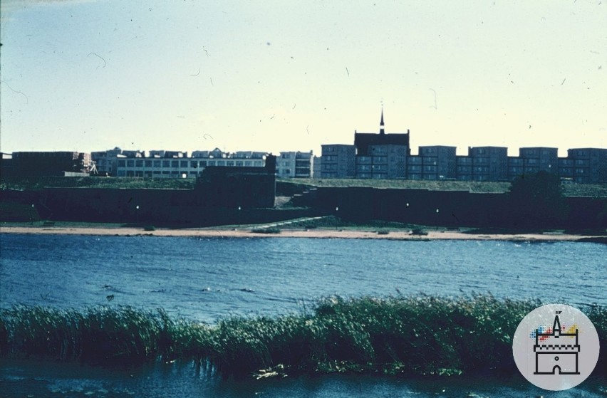 Malbork w kolorze, czyli pocztówka z PRL. Co widzieli turyści w 1975 r. podążając w stronę zamku? Tak wyglądało wtedy miasto. ZDJĘCIA