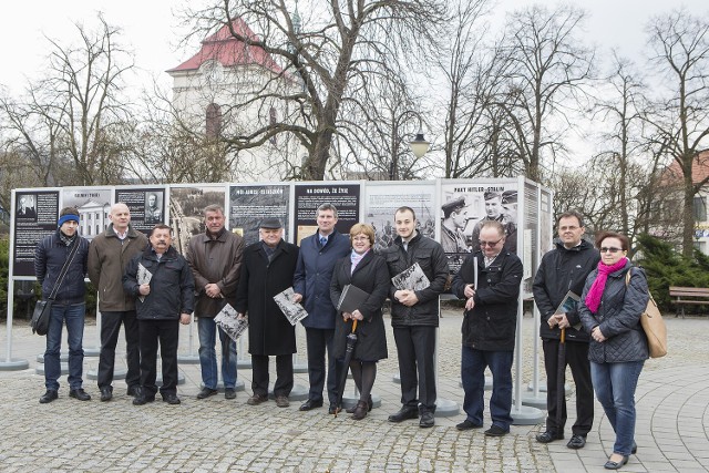 W inauguracji wystawy &#8222;Zbrodnia Katyńska&#8221; uczestniczyli przedstawiciele lokalnych władz samorządowych. Jej organizatorka Jadwiga Irla (piąta od prawej) zachęca do oglądania ekspozycji.