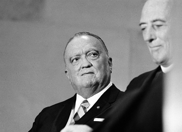 John Edgar Hoover - to legendarny szef FBI. Funkcję dyrektora  tej służby pełnił przez 48 lat. Rozpoczął w maju 1924 roku i rządził aż do śmierci w maju 1972 roku. Rozbudował działającą w ramach FBI  agencję do walki z przestępczością kryminalną. Utworzył scentralizowaną bazę danych o odciskach palców, laboratoria kryminalistyczne i szkoły policyjne.