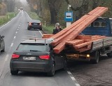 Koszmarny wypadek na drodze krajowej koło Aleksandrowa. Uderzyła w tył dostawczaka. Drewniane belki wbiły się w kabinę kierowcy!