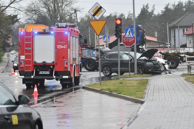 Ta sytuacja miała miejsce w piątek, 7 maja, przy ul. Drzewickiej w Kostrzynie nad Odrą. Po godzinie 13 na skrzyżowaniu z sygnalizacją świetlną zderzyły się dwa samochody: volkswagen i volvo.O zderzeniu poinformowali nas Czytelnicy. Na miejscu pracowały służby, była policja, straż pożarna i pogotowie. – Zderzyły się dwa samochody osobowe. Działania strażaków polegały na zabezpieczeniu miejsca zdarzenia – mówi Bartłomiej Mądry, rzecznik prasowy Komendy Miejskiej Państwowej Straży Pożarnej w Gorzowie Wlkp.W wyniku zderzenia jedna osoba została zabrana do szpitala. – To kobieta, pasażerka z samochodu volvo. Trwają badania. Dopiero gdy zostaną zakończone, okaże się, czy kobieta odniosła poważne obrażenia i czy to zdarzenie będzie traktowane jako wypadek – mówi Grzegorz Jaroszewicz, rzecznik prasowy Komendy Miejskiej Policji w Gorzowie Wlkp. Policjanci wyjaśniają okoliczności zdarzenia. Ze wstępnych ustaleń wynika, że jeden z kierowców mógł wjechać na skrzyżowanie przy czerwonym świetle. Do zderzenia doszło na skrzyżowaniu ulic Drzewickiej, Sosnowej i RzemieślniczejWideo: W Kostrzynie nad Odrą próbowano zorganizować nielegalne wyścigi uliczne. Interweniowała policja