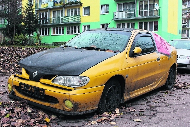 Rozbite renault stoi przy ul. Jutrzenki 14.