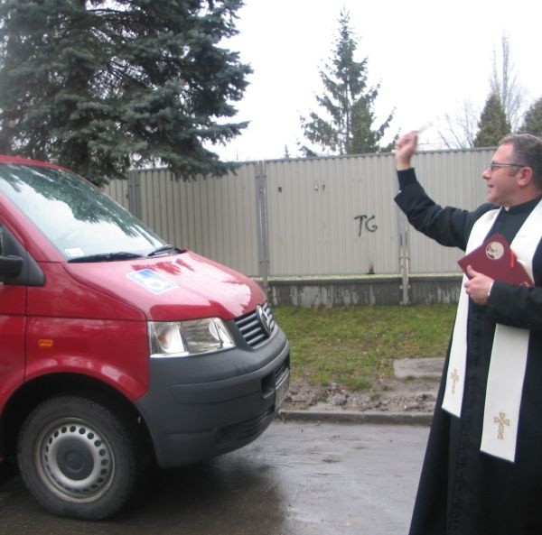 Nowy samochód poświęcił zaprzyjaźniony ksiądz Adam Marek z pobliskiej  parafii Chrystusa Króla w Tarnobrzegu.