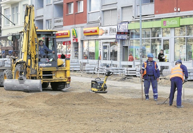 Roboty trwają przy wydłużonym czasie pracy, a więc wieczorami i nawet nocą. W tym celu na budowie zainstalowano oświetlenie.