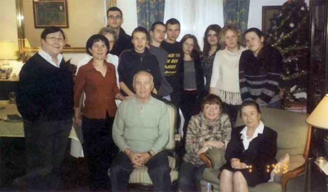 Podczas ubiegłorocznego, paryskiego spotkania Beata Cichoń (na zdjęciu klęczy w pierwszym rzędzie, w szary swetrze) mieszkała u francuskiej rodziny, państwa Fabre.