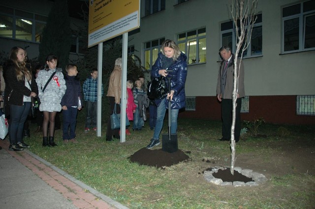 Przy sadzeniu drzewa pomogli również nauczyciele.