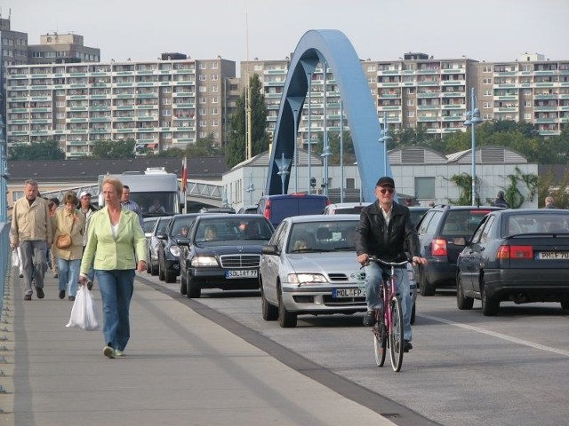 Przez most na Odrze do sąsiadów przechodzą codziennie tysiące osób, które piszą współczesną historię.