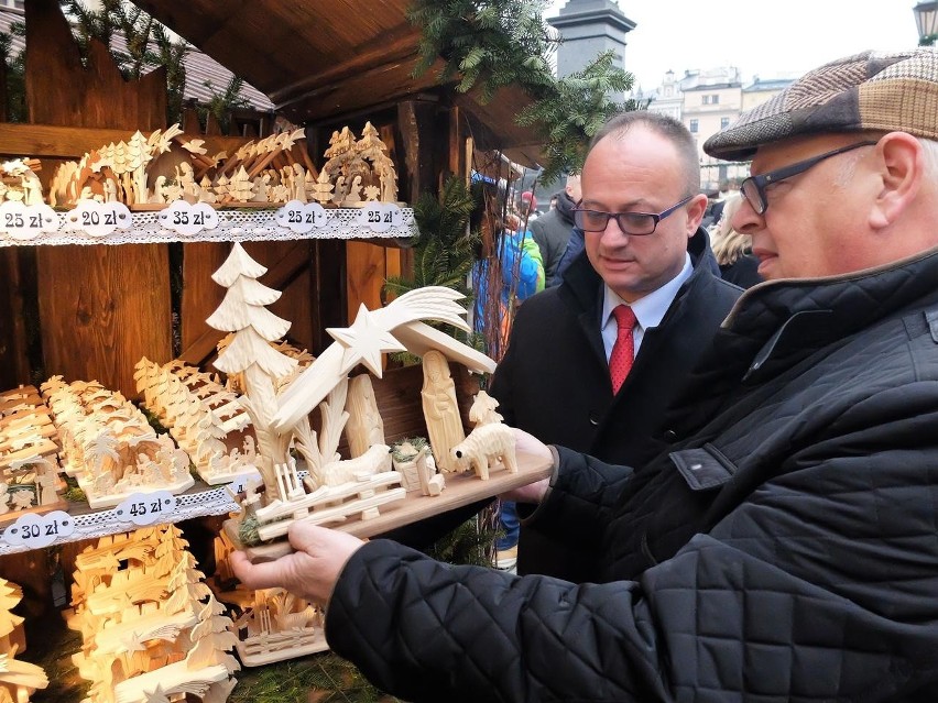 Kraków. Drewniane szopki hitem tegorocznych Targów Bożonarodzeniowych