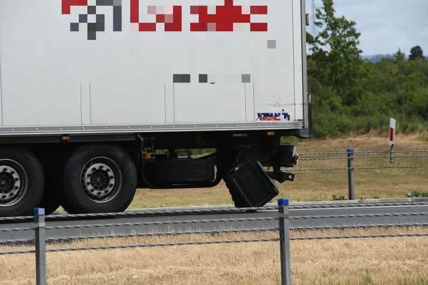 Wypadek w gminie Chęciny. Opel wbił się w tył naczepy ciężarowego TIT-a marki volvo