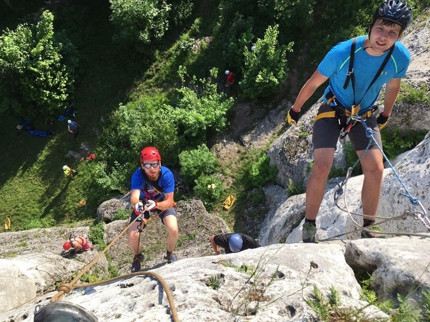 Przyszli ratownicy Grupy Beskidzkiej GOPR szkolili się na skałkach Góry Birów ZDJĘCIA