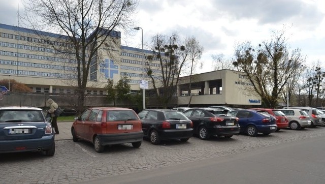 Z niestrzeżonego parkingu przy szpitalu im. Kopernika korzysta dziennie 500 – 700 kierowców, są to pacjenci i odwiedzający chorych w szpitalu.