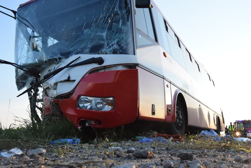 Wypadek autobusu pod Wrocławiem. 14 osób rannych 