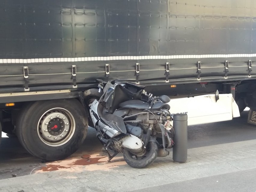 Wypadek w centrum Szczecina. Motocykl wpadł pod ciężarówkę