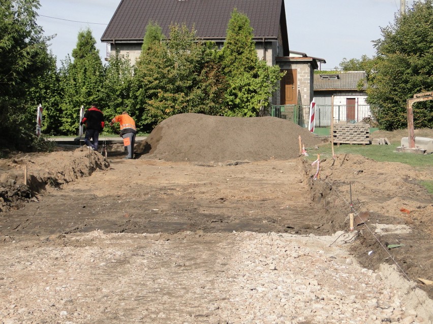 Trwa budowa drogi w Przysusze. Połączy ulice Świętokrzyską i Targową. Zobaczcie zdjęcia z prac