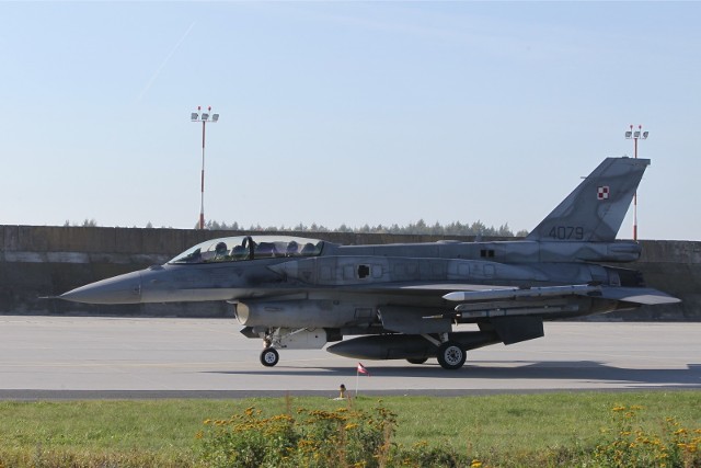 Polska kupuje myśliwce F-16: 18 kwietnia 2003 r. podpisano kontrakt na dostawę 36 jednomiejscowych samolotów bojowych F-16C i 12 dwumiejscowych samolotów szkolno-bojowych F-16D w latach 2006-2008. Niecałe trzy lata później, w marcu 20006 oblatano pierwszego polskiego F-16C z numerem bocznym 4040.