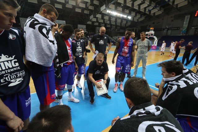 - Dalej mamy grać efektowny basket, ale chcemy tracić już dużo mniej punktów - zapowiada trener Marek Łukomski (w środku).