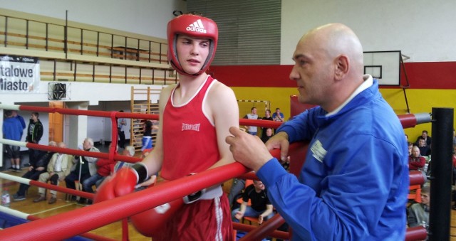 Pięściarz RMG Boks Ożarów Ernest Bzduch wraz z trenerem oraz organizatorem gali Krzysztofem Gierszonem