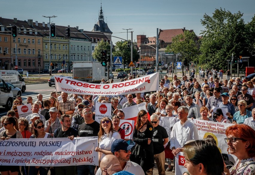 Protest przed sesją  Rady Miasta Gdańska. Awantura o Gdański...