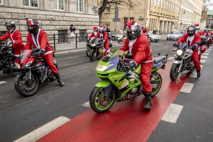 Gwiazdorzy na motorach najpierw zebrali się na placu...