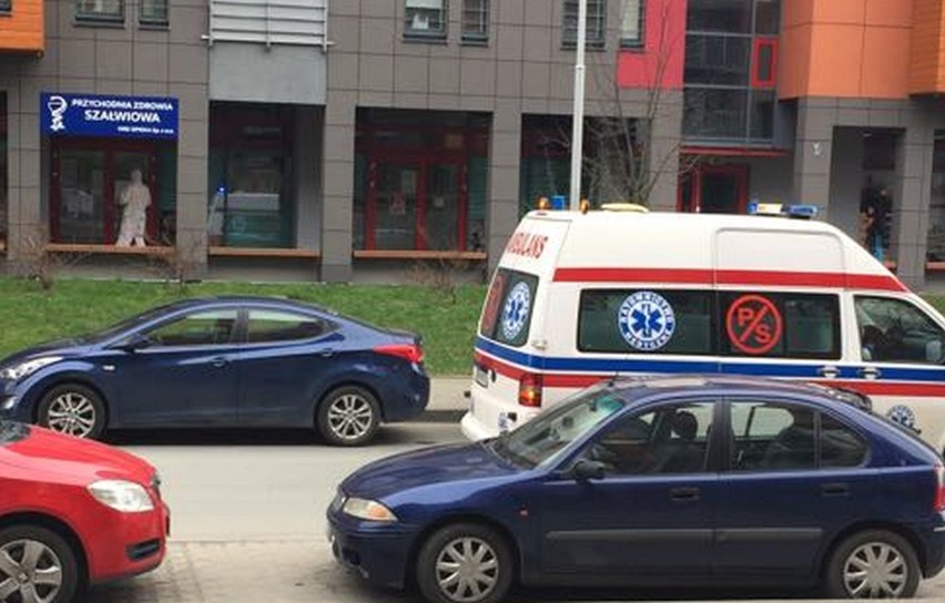 Sanitariusze w kombinezonach we Wrocławiu. Kolejny pacjent z podejrzeniem koronawirusa