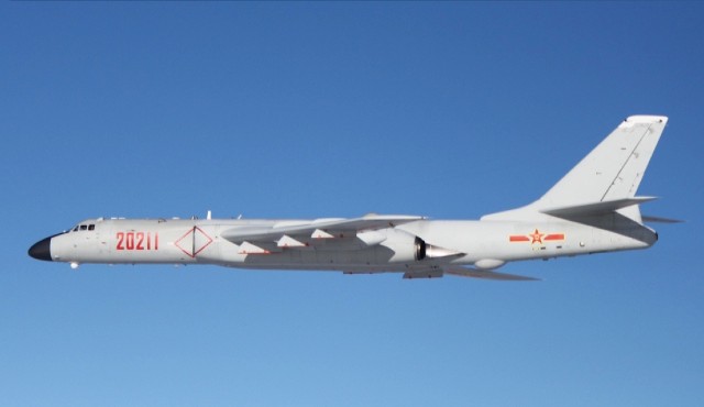 Chiński bombowiec strategiczny H-6K, zdolny do przenoszenia broni atomowej
