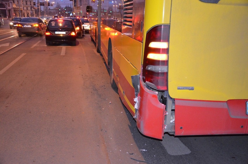 Wrocław: Zderzenie BMW z autobusem MPK (ZDJĘCIA)