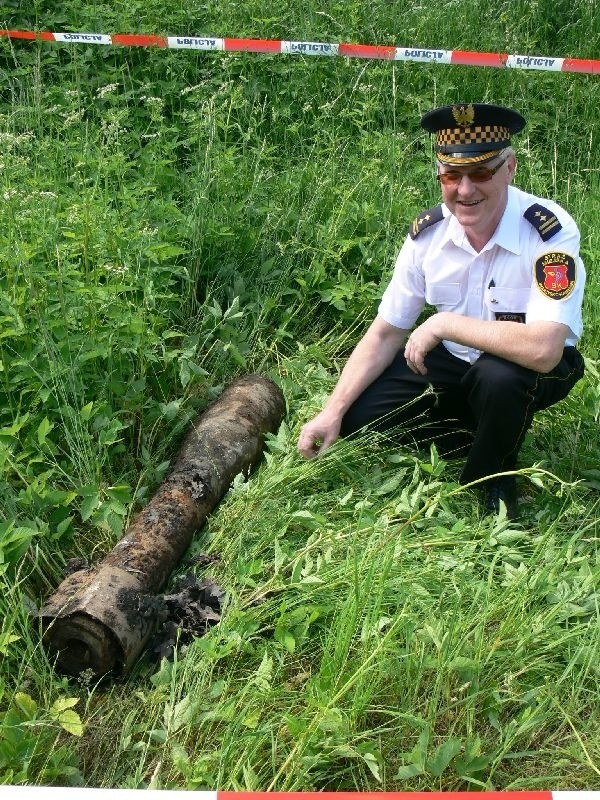 Ryszard Radomski, komendant skarżyskiej straży miejskiej prezentuje odnalezioną bombę.