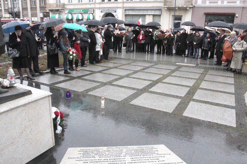 Szósta rocznica katastrofy smoleńskiej w Radomiu. Uroczystości przed pomnikiem Kaczyńskich i urzędem