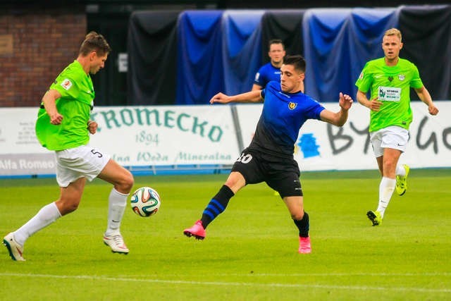 Portugalczyk Mica zdobył gola na 1:0 po podaniu Macieja Kony, a potem sam obsłużył "piętką" Kamila Drygasa.   Fot. Filip Kowalkowski