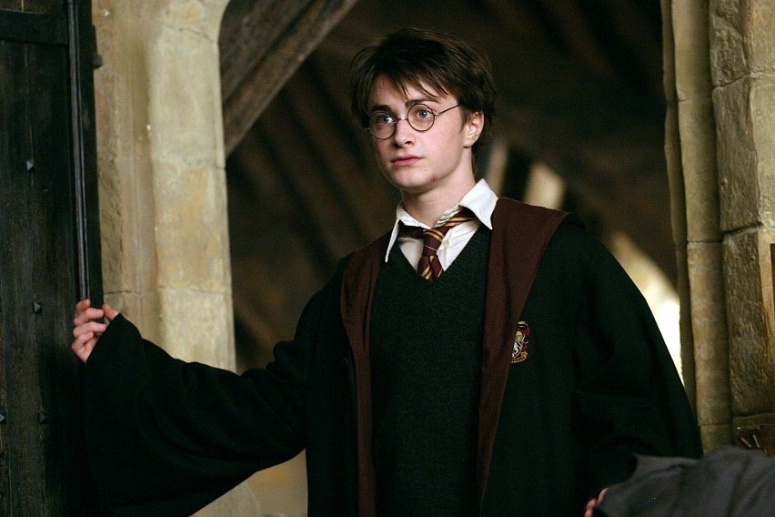 Trzynastoletni Harry wraz z przyjaciółmi, Ronem i Hermioną,...