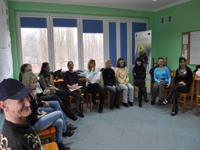 Urszula Janowska (z lewej) mówi, że już pierwsze zajęcia bardzo jej pomogły. - Kolejne spotkania to dla w naszej grupie to kolejne dobre doświadczenia - dodaje.  