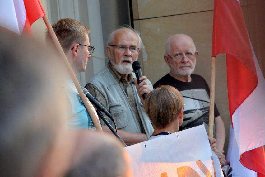 Kilkadziesiąt osób pikietowało w Kielcach "w obronie demokracji i sądów" (WIDEO, ZDJĘCIA)