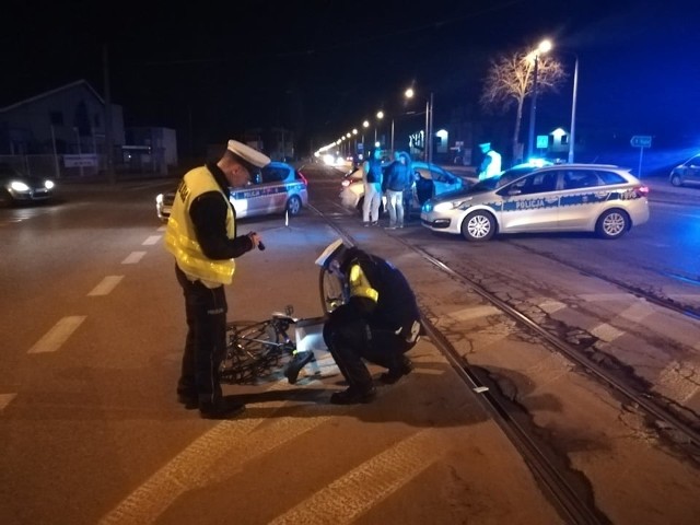 Do groźnego wypadku z udziałem rowerzysty doszło wieczorem (po godz. 20) na skrzyżowaniu ul. Sikorskiego i ul. Warszawskiej w Pabianicach.