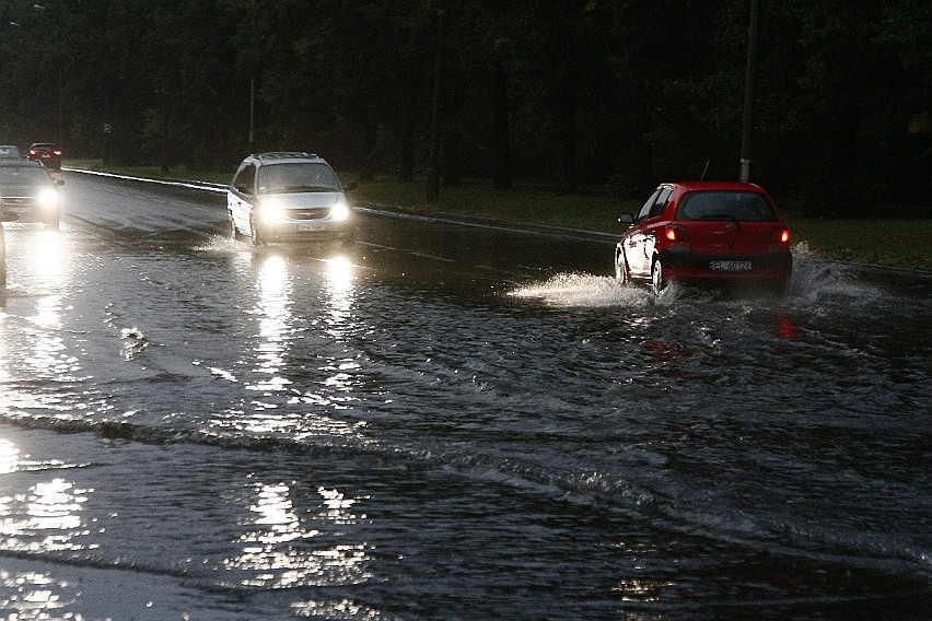 Burza w Łodzi 30 sierpnia. Znów powstało jezioro na Konstantynowskiej pod wiaduktem! Tak dzieje się po każdej burzy ZDJĘCIA