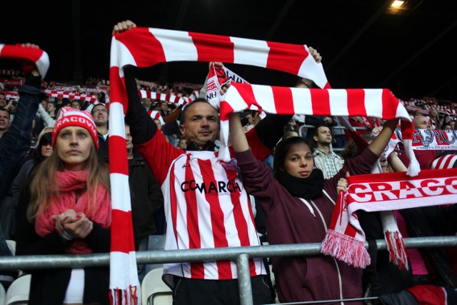 Derby Krakowa. Kibice Cracovii świętują zwycięstwo.