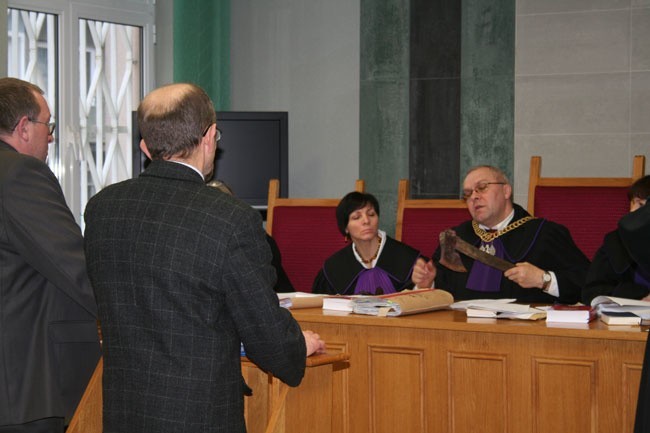 Sędzia Wiesław Oryl z narzędziem zbrodni