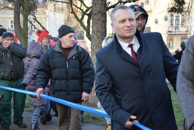 Burmistrz Robert Świerczek podczas akcji „Murem za murem", mającej na celu nagłośnienie problemu z niszczejącymi murami obronnymi w Byczynie.