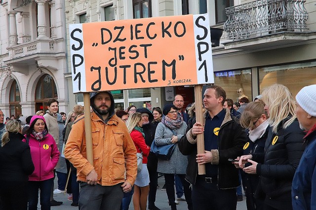 Strajk nauczycieli 2019. Demonstracja w Łodzi poparcia dla strajku w szkołach