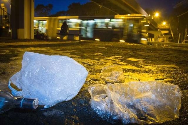 Okolice przystanku przy ulicy Wiślanej to teren, który upatrzyli sobie amatorzy mocnych trunków. Osoby te nie przywykły do sprzątania po sobie...