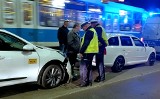 Trzy samochody i tramwaj zderzyły się przy Dworcu Głównym PKP we Wrocławiu [ZDJĘCIA]