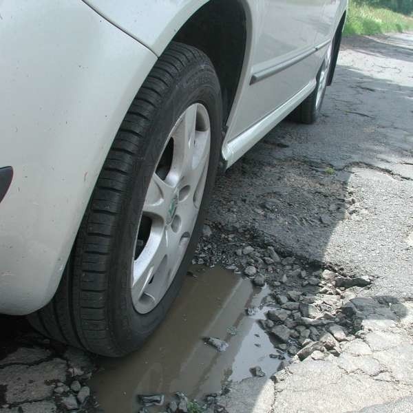 Można wybrać drogę na skróty w Bukowie, ale betonówka jest tylko na jakimś odcinku, a potem są straszne dziury i koleiny.